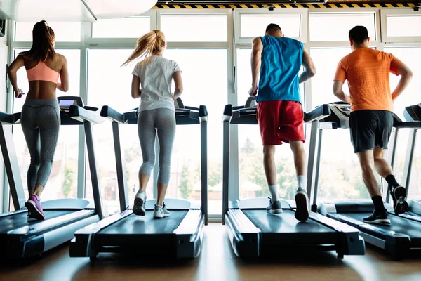 Jóvenes Felices Las Cintas Correr Gimnasio —  Fotos de Stock