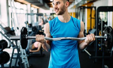 Erkek spor salonunda ağırlık çalışma dışarı tespit