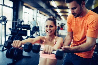 Fitness merkezinde eğitmen denetimi ile çalışma