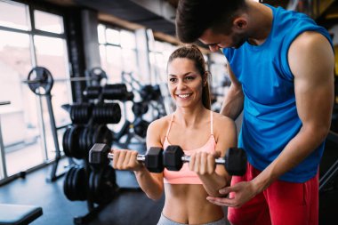 Fitness merkezinde eğitmen denetimi ile çalışma
