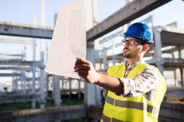 Resmi inşaat sitesi mühendis inşaat plan seyir