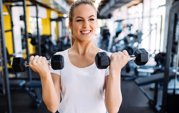 Imagen Cerca Mujer Forma Atractiva Sonriente Gimnasio —  Fotos de Stock