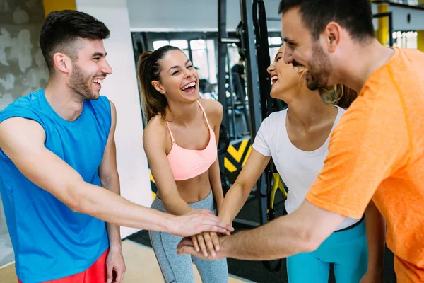 Lächelnde Männer Und Frauen Die High Five Fitnessstudio Machen Freude — Stockfoto