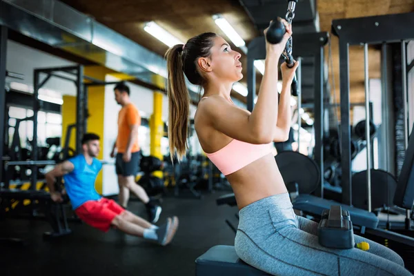 Vrouw Trainen Sportschool Fitnesstoestel — Stockfoto