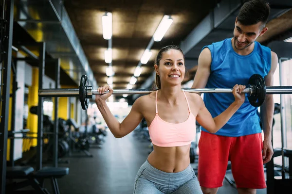 Personal Trainer Gibt Studenten Fitnessstudio Anweisungen — Stockfoto