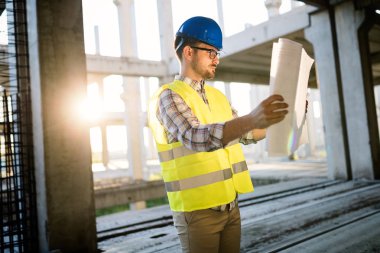 Resmi inşaat sitesi mühendis inşaat plan seyir