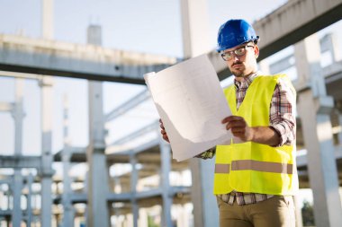 Resmi inşaat sitesi mühendis inşaat plan seyir