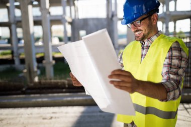 Bluepront elinde ile kask inşaat mühendisi