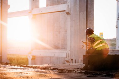Telsiz inşaat alanında kullanarak planları ile erkek mimar