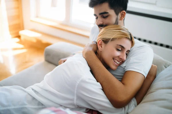 Bonito Jovem Casal Abraçando Sorrindo Sua Casa — Fotografia de Stock