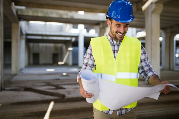 Porträtt Manliga Webbplats Entreprenör Ingenjör Med Hård Hatt Hålla Blå — Stockfoto