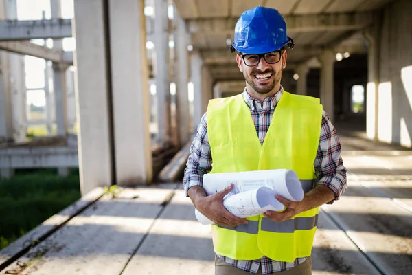 Architecte Confiant Tenant Roulé Les Plans Sur Chantier Construction — Photo