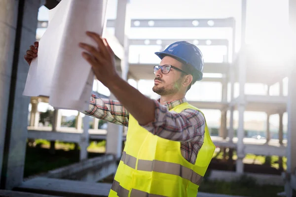 Porträtt Manliga Webbplats Entreprenör Ingenjör Med Hård Hatt Hålla Blå — Stockfoto