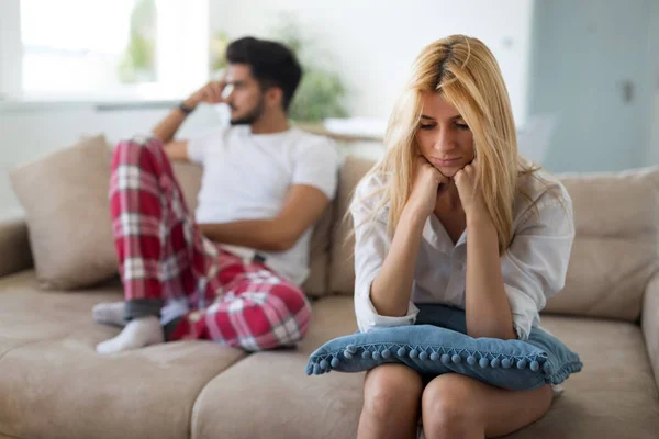Pasangan Yang Frustrasi Berdebat Dan Memiliki Masalah Pernikahan — Stok Foto