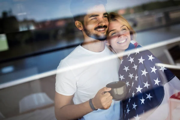 Pretty Couple Window American Flag Happy — Stock Photo, Image