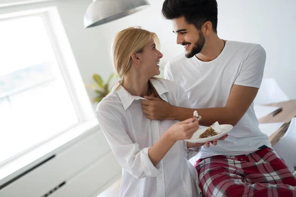 Nettes Junges Fröhliches Paar Verbringt Zeit Hause Beim Kuchenessen — Stockfoto
