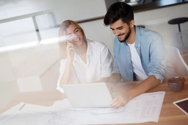 Bello Giovane Uomo Donna Attraente Che Lavorano Insieme Sul Computer — Foto Stock