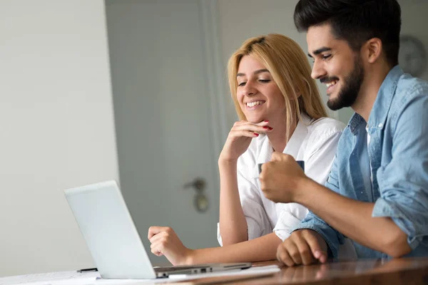 Porträt Eines Fröhlichen Jungen Paares Das Hause Seine Rechnungen Abrechnet — Stockfoto