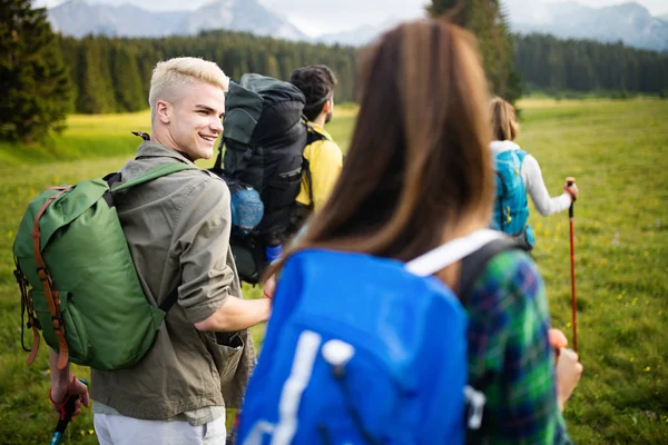 Mladí Přátelé Pěší Túru Skupina Šťastných Lidí Pěší Krajinou — Stock fotografie