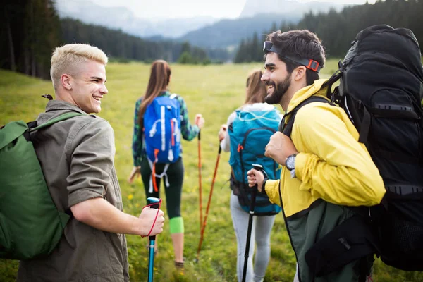 Група Друзів Горі Молоді Люди Гірських Походах — стокове фото