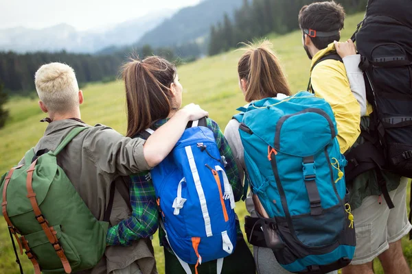 Jóvenes Amigos Paseo Por Campo Grupo Personas Felices Caminando Por — Foto de Stock