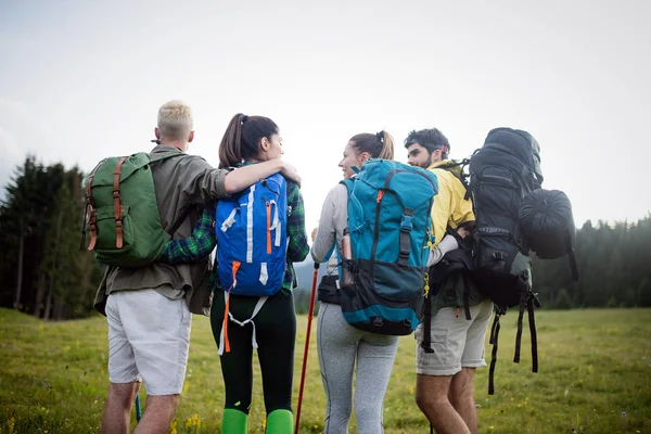 Friends Hiking Together Outdoors Exploring Wilderness Having Fun — Stock Photo, Image