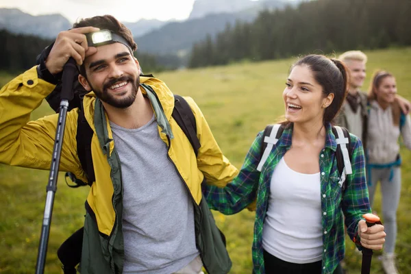 Backpacker Glücklich Schönes Paar Wandern Mit Stöcken — Stockfoto