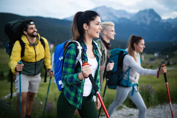 Groep Wandelaars Lopen Een Berg — Stockfoto