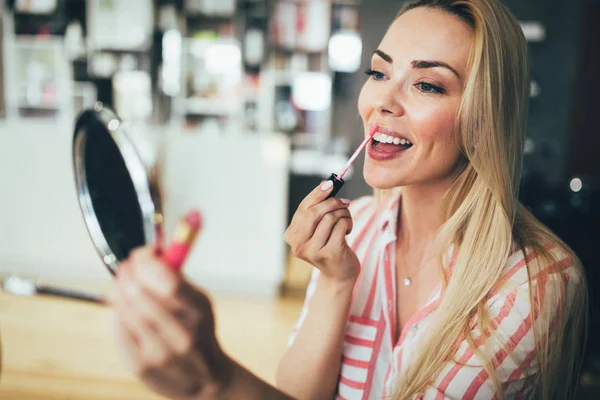 Vacker Ung Kvinna Tillämpa Läppar Makeup Med Kosmetiska Borste — Stockfoto