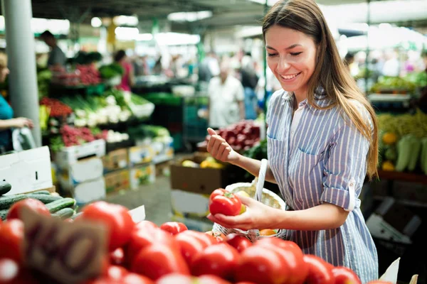 Bild Einer Schönen Frau Auf Dem Marktplatz Beim Gemüsekauf — Stockfoto