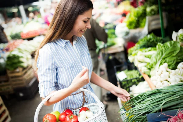 Image Belle Femme Marché Acheter Des Légumes — Photo