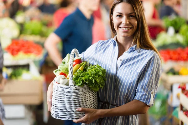 Retrato Mulher Bonita Segurando Cesta Compras Mercado — Fotografia de Stock