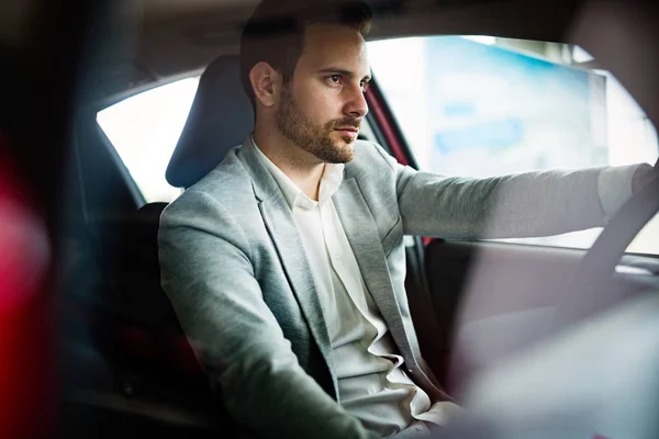 Krásný Elegantní Vážný Muž Řídí Moderní Auto — Stock fotografie