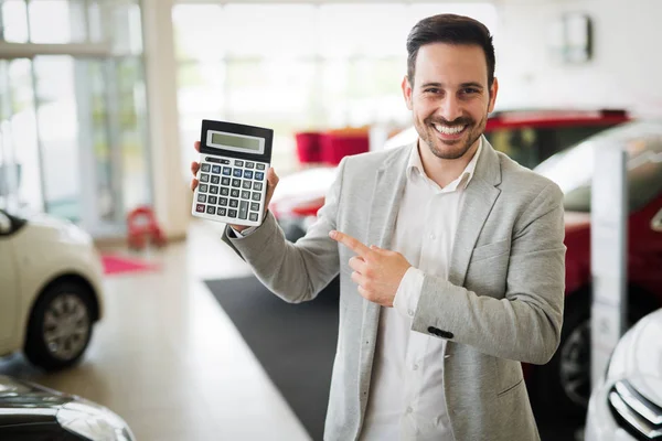 Człowiek Posiadający Kalkulator Salonie — Zdjęcie stockowe
