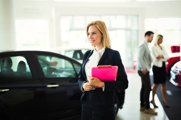 Mladá Krásná Žena Auto Obchodní Poradce Pracuje Showroomu — Stock fotografie