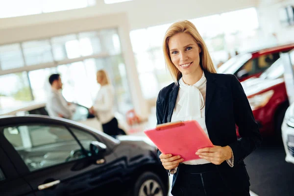 Professionelle Verkäuferin Arbeitet Autohaus — Stockfoto