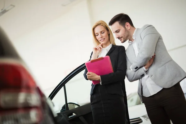 Porträtt Vackra Unga Försäljare Som Står Inne Fordonet Showroom — Stockfoto