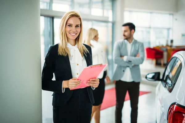 Bild Einer Attraktiven Lächelnden Verkäuferin Die Einem Unternehmen Arbeitet — Stockfoto