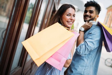 Mutlu çekici sevgi dolu çift birlikte alışveriş zaman geçirmekten keyif