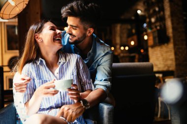 Kahve Dükkanı'tarihte genç çekici çift