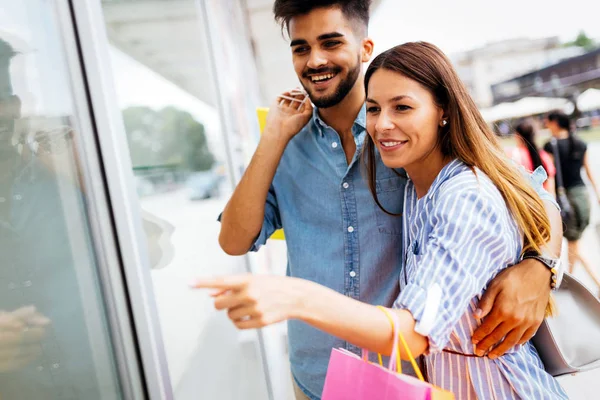 Glad Attraktiva Älskande Par Njuta Tillbringa Tid Shopping Tillsammans — Stockfoto