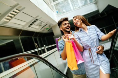 Mutlu çekici sevgi dolu çift birlikte alışveriş zaman geçirmekten keyif