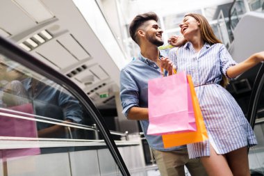 Mutlu çekici sevgi dolu çift birlikte alışveriş zaman geçirmekten keyif