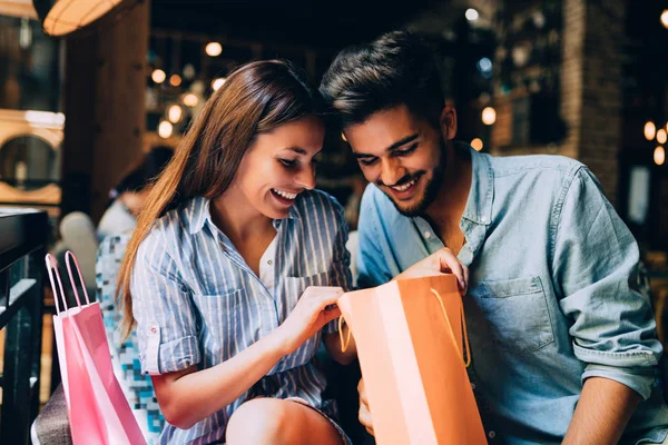 Jonge Aantrekkelijke Vrolijk Paar Datum Coffeeshop — Stockfoto