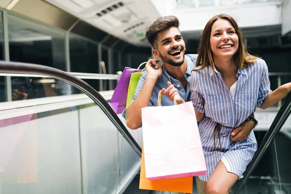 Feliz Casal Amoroso Atraente Desfrutar Passar Tempo Compras Juntos — Fotografia de Stock