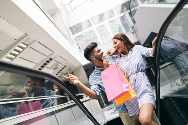 Feliz Pareja Amorosa Atractiva Disfrutar Pasar Tiempo Compras Juntos — Foto de Stock