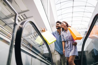 Mutlu çekici sevgi dolu çift birlikte alışveriş zaman geçirmekten keyif