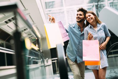 Mutlu çekici sevgi dolu çift birlikte alışveriş zaman geçirmekten keyif