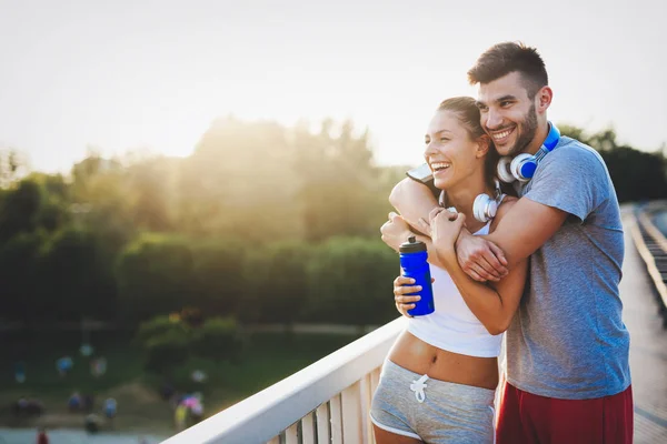 Felices Amigos Entrenamiento Fitness Juntos Aire Libre Viviendo Estilo Vida —  Fotos de Stock