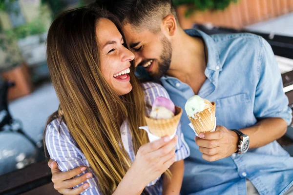 Happy Young Couple Having Date Eating Ice Cream — Stock Photo, Image